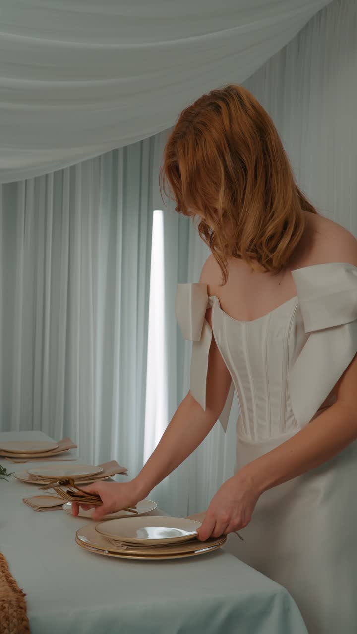 primer plano de un árbol de navidad con piñas y cajas de madera contra un fondo drapeado verde.