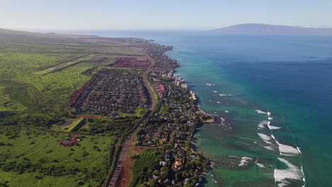 apartamentos de condominio a lo largo de la carretera costera de kahana maui con molokai en el fondo
