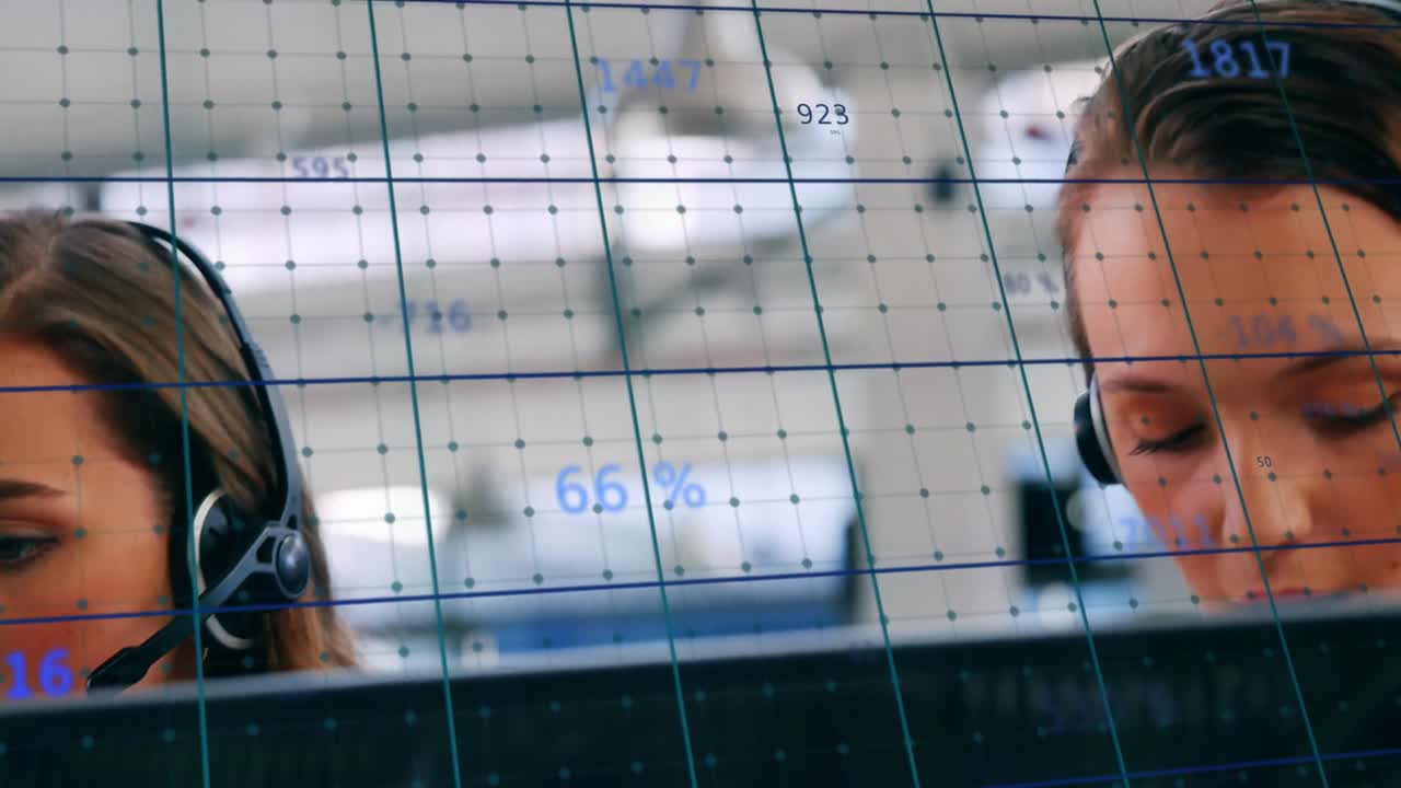 animación del procesamiento de datos sobre los empresarios caucásicos en la oficina