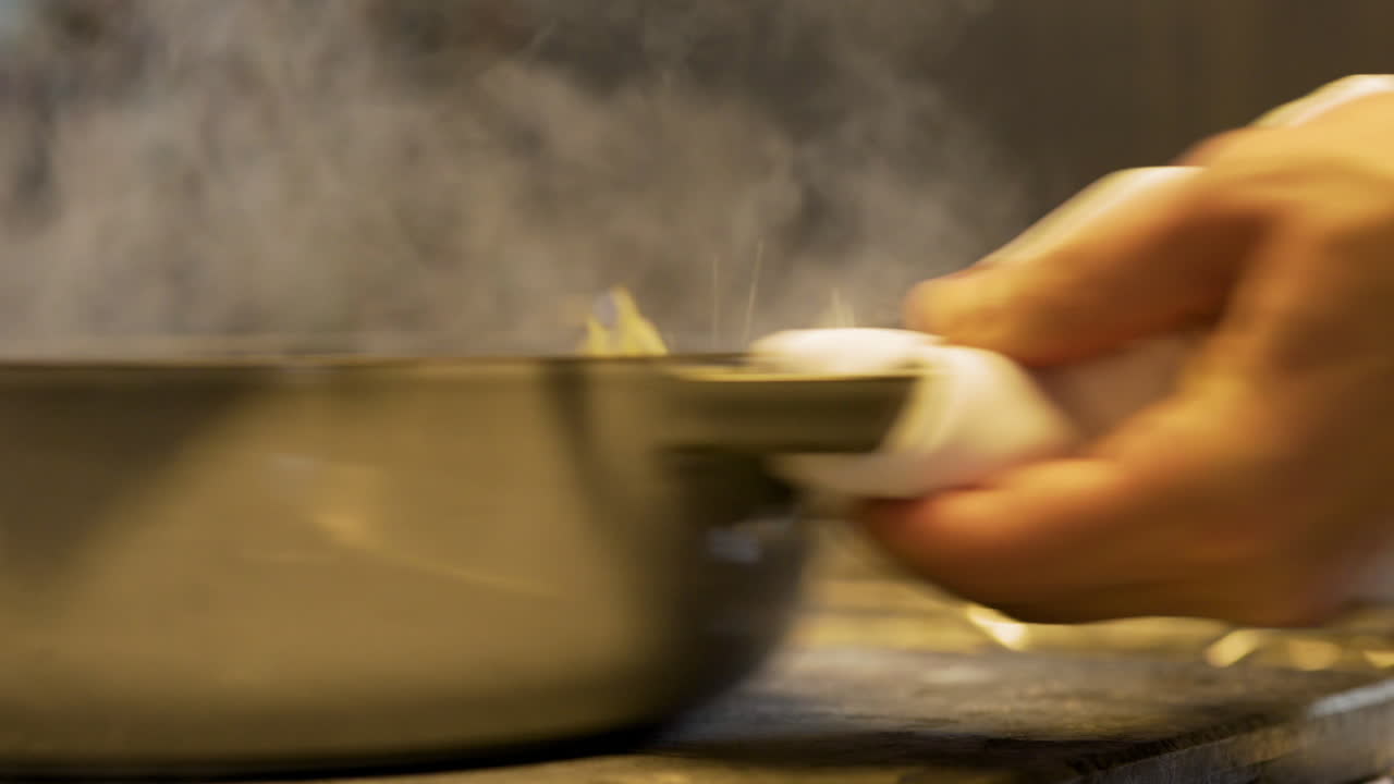 Koki Memasak Kerang di Wajan 6