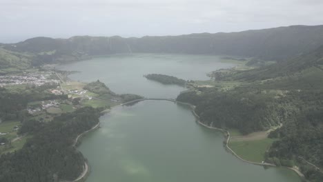 Sete-Cidades,-Portugal,-Con-Lagos-Y-Un-Paisaje-Verde-Y-Exuberante,-Vista-Aérea