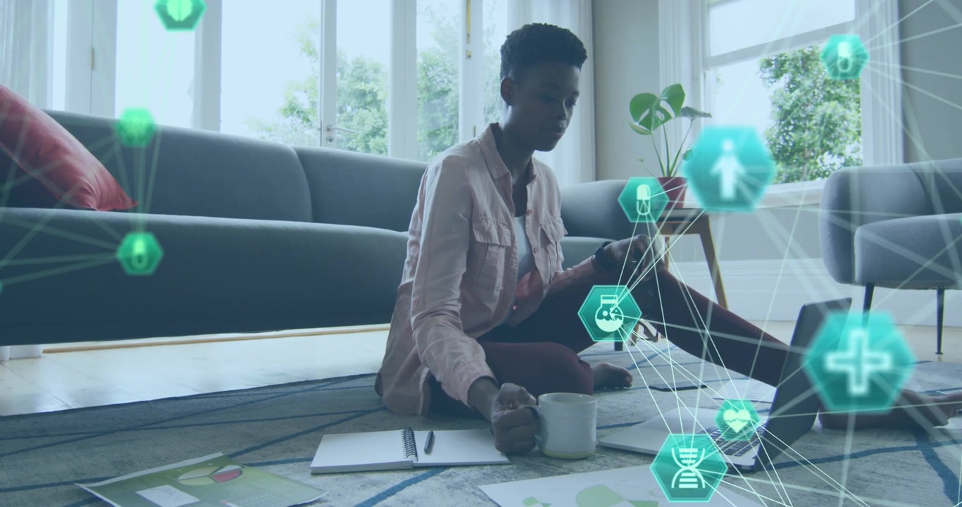 Animation d'un réseau de connexions avec des icônes, superposée à une femme afro-américaine en train d'apprendre.