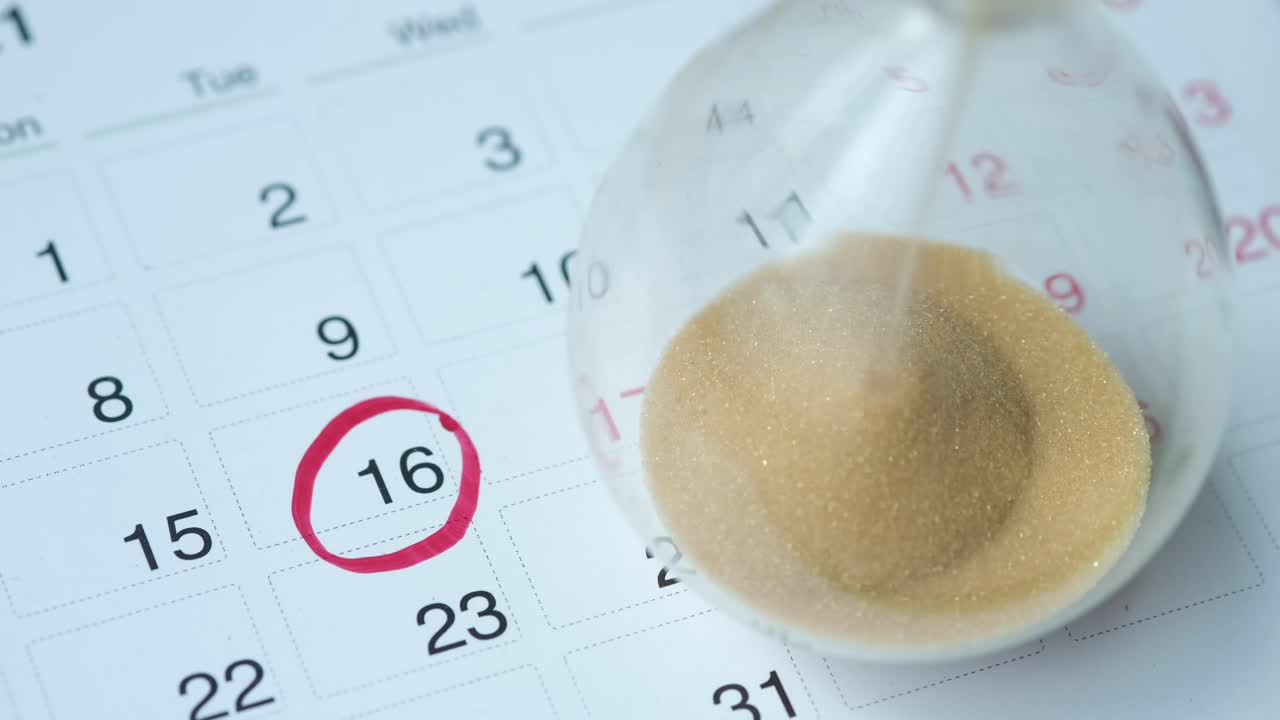 calendario con reloj de arena en una fecha