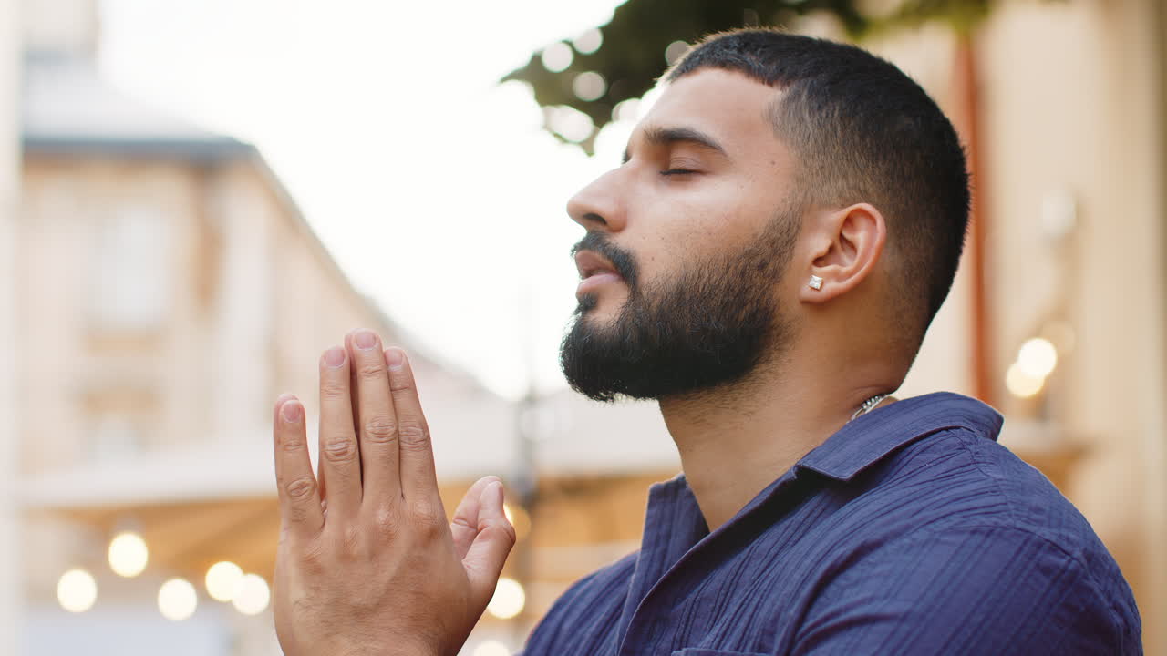닫힌 눈으로 하나님께 기도하는 인도인 남자의 초상화, 밖에서 축복, 도움, 용서를 구합니다.