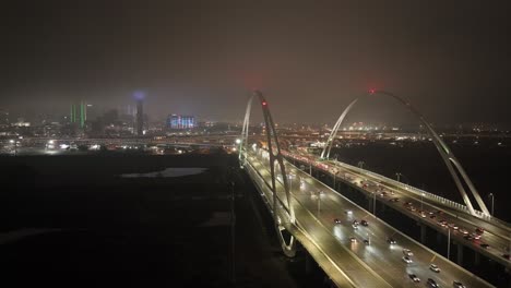 Horizonte-De-Dallas,-Texas-Por-La-Noche-Con-Clima-Brumoso-Y-Video-Estable-De-Drones