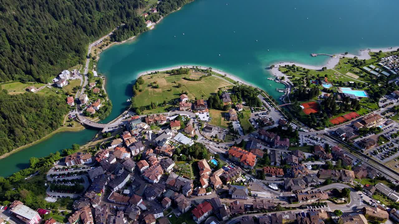 이탈리아, 트렌토, 돌로미티 지역에 있는 몰베노 마을과 호수의 공중 전망