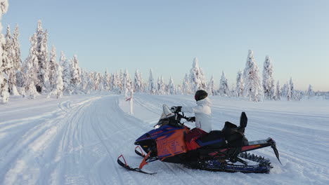 Nahaufnahme-Eines-Mannes-Auf-Einem-Schneemobil-In-Einem-Kalten-Winter-In-Schweden