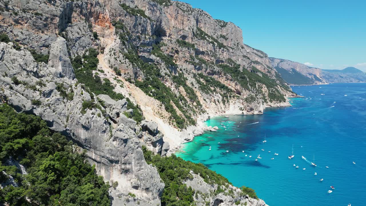 Baunei-kysten og Cala Goloritze-strandens klippeformationer på Sardinien, Italien - Luftfoto 4k.