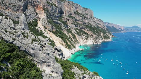 Costa-De-Baunei-Y-Formaciones-Rocosas-De-La-Playa-De-Cala-Goloritze-En-Cerdeña,-Italia---Antena-4k