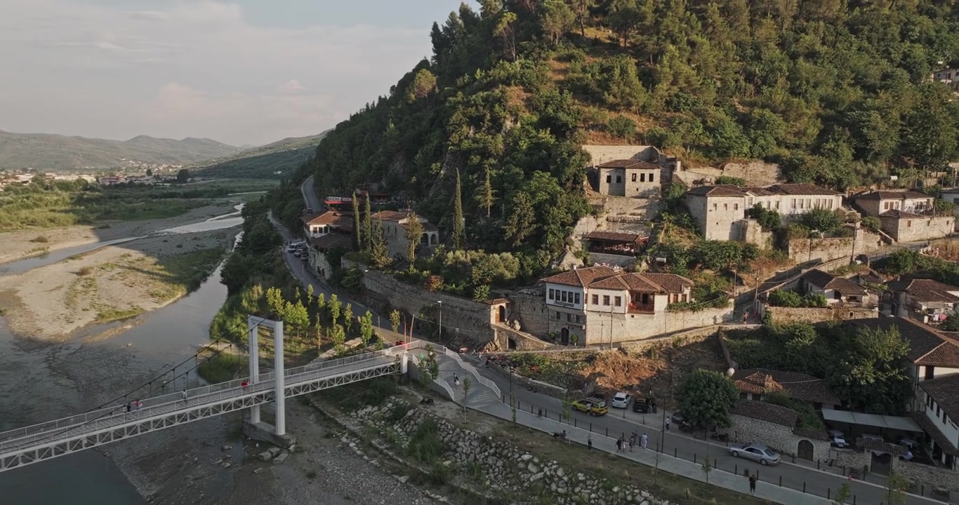 Pemandangan Udara Berat, Albania v10: Terbang Rendah dari Kastil Berat menuju Gorica dan Sungai Osum, Menampilkan Rumah-rumah Bersejarah saat Matahari Terbenam - Direkam dengan Mavic 3 Pro Cine - 11 Juli 2024