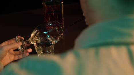 barman preparando coctel