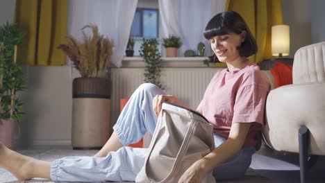 mujer preparando bolsas en casa.