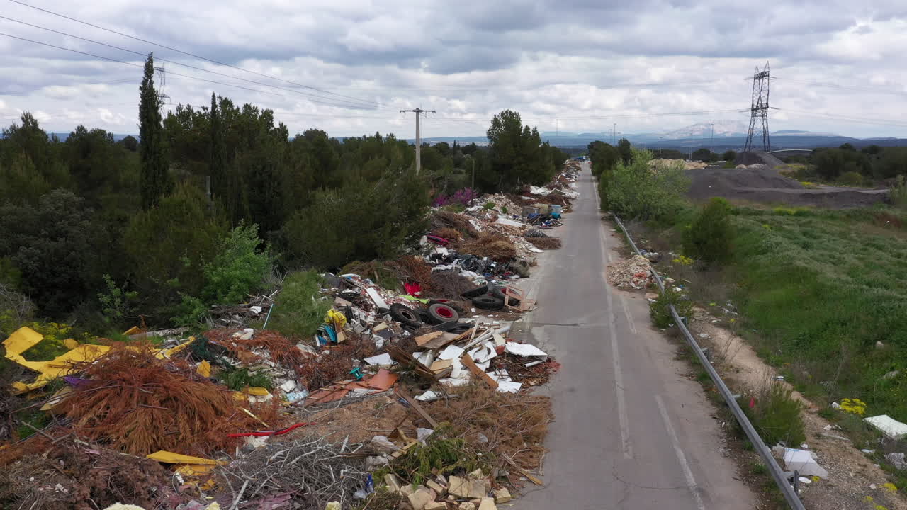 pila de residuos basura de vertido ilegal más de una milla a lo largo de una carretera drone aéreo