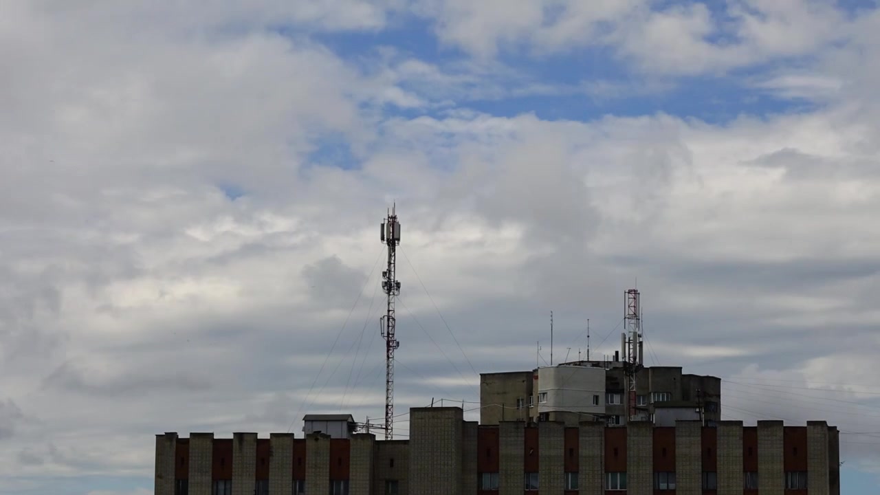A antena 5G no telhado da casa. Filmagem em timelapse.