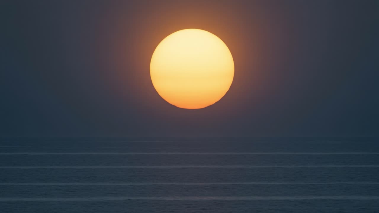 sunset,ocean,sun,water,sky,golden,evening,horizon,twilight,reflection,serenity,nature,beauty,landscape,tranquil,radiance,vibrant,peace,view,color,light,photo,atmosphere,scenery,warmth,dusk,gradient,calm,waves,scene,silhouette,clouds,day,moment,dream,outdoor,visual,stillness,colors,inspire,element