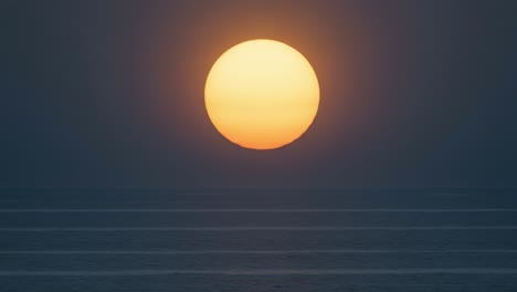 sunset,ocean,sun,water,sky,golden,evening,horizon,twilight,reflection,serenity,nature,beauty,landscape,tranquil,radiance,vibrant,peace,view,color,light,photo,atmosphere,scenery,warmth,dusk,gradient,calm,waves,scene,silhouette,clouds,day,moment,dream,outdoor,visual,stillness,colors,inspire,element