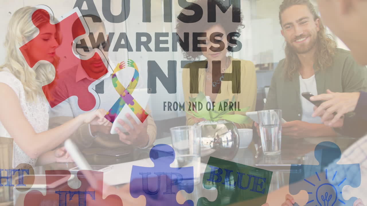 태블릿을 사용하는 비즈니스 동료들에 대한 다채로운 퍼즐 조각과 자폐증 텍스트의 애니메이션