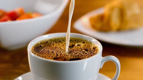 verter leche en una taza de café 4k