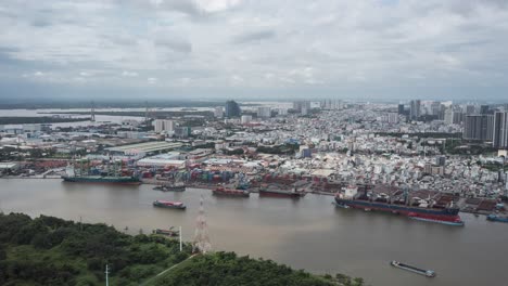 Dramatischer-Zeitraffer-Oder-Hyperlapse-Im-Hafen-Von-Ho-Chi-Minh-Stadt-Während-Des-Tages