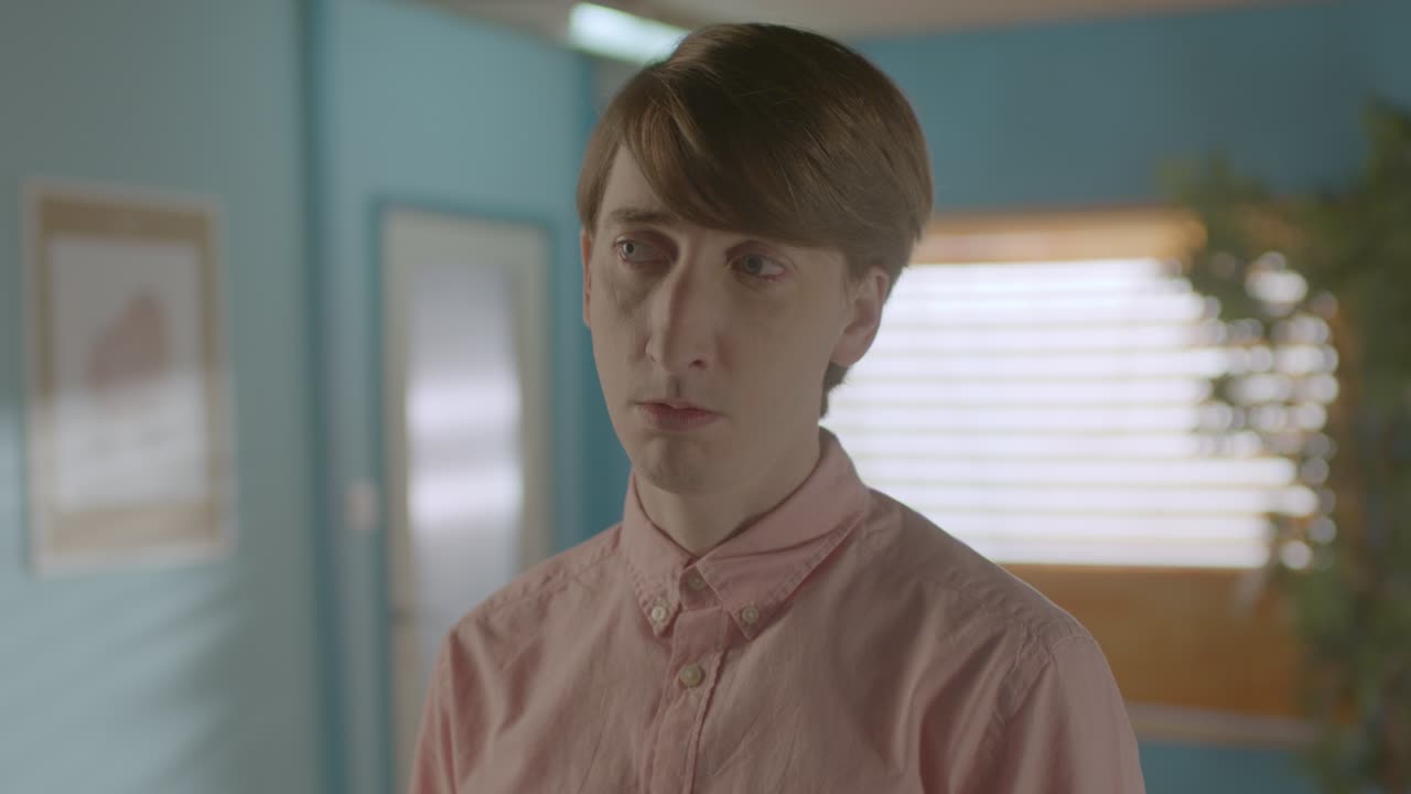 ботаник, стоящий в современном офисе, выглядит скучно, статично.