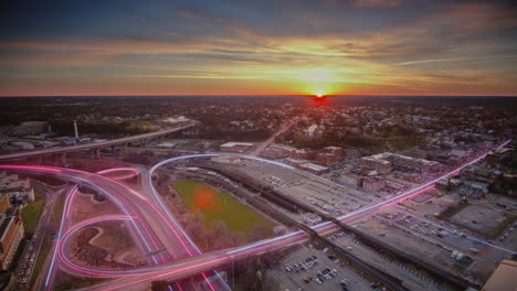 Sonnenaufgangszeitrafferverkehr-Der-Großstadt-Mit-Digitalen-Linien-über-Autobahnen