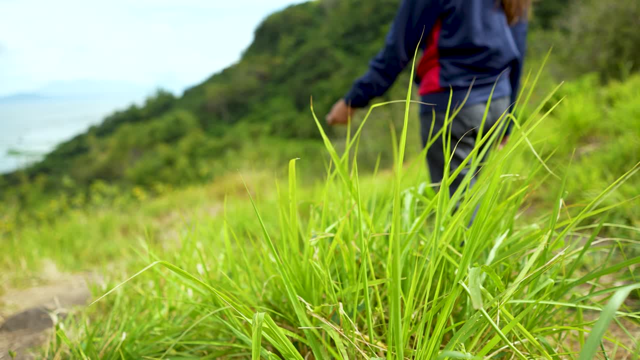 산 슬로우 모션 4k를 트레킹하는 여성