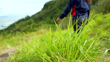 mujer caminando por la montaña a cámara lenta 4k
