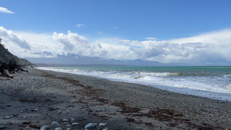 Las-Olas-Del-Mar-Rompiendo-En-La-Costa-Rocosa-De-Dungeness-Spit