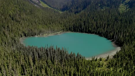 parque provincial de los lagos joffre - lago joffre inferior con un pico nevado al fondo en bc, canadá