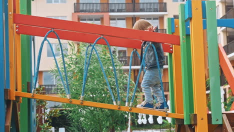 niño que se divierte jugando en el patio de recreo de los niños