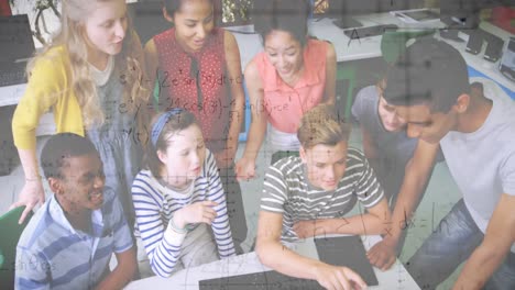 Animación-De-Ecuaciones-Matemáticas-Con-Escolares-Usando-Computadora-En-El-Aula