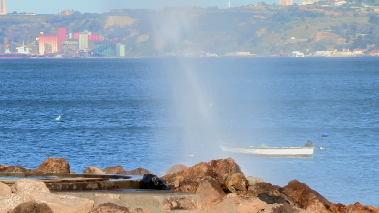 리스본 tejo 강 어귀의 paço de arcos에 있는 geiser de oeiras에서 떨어지는 물