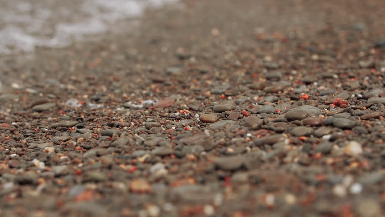 천천히 움직이는 파도가 바위가 있는 해안에 부 ⁇ 히고 힘으로 부 ⁇ 히고