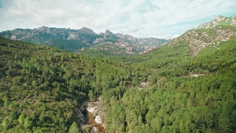 aerial, valle con río y montañas en el fondo, córcega, francia