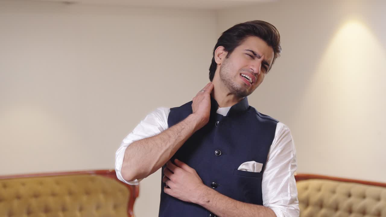 hombre indio con dolor de cuello a una edad temprana