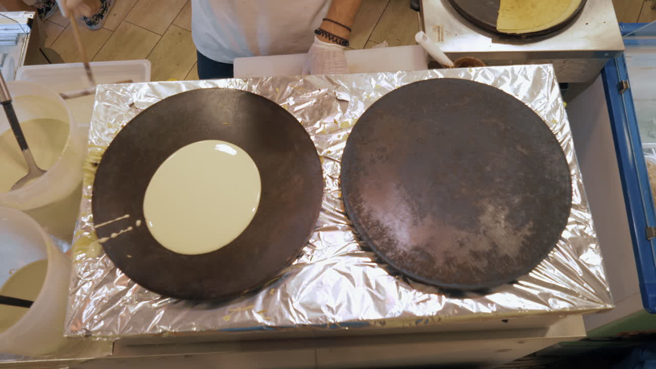 приготовление крепов в уличном закусочном баре.