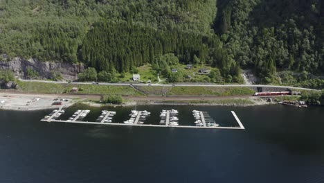 Faszinierender-Bahnhof-Stanghelle-Norwegen-Europa-Mit-Ankommendem-Zug