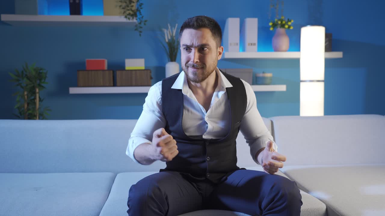 el hombre arrepentido está enojado consigo mismo, está aburrido con la depresión.