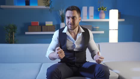 el hombre arrepentido está enojado consigo mismo, está aburrido con la depresión.