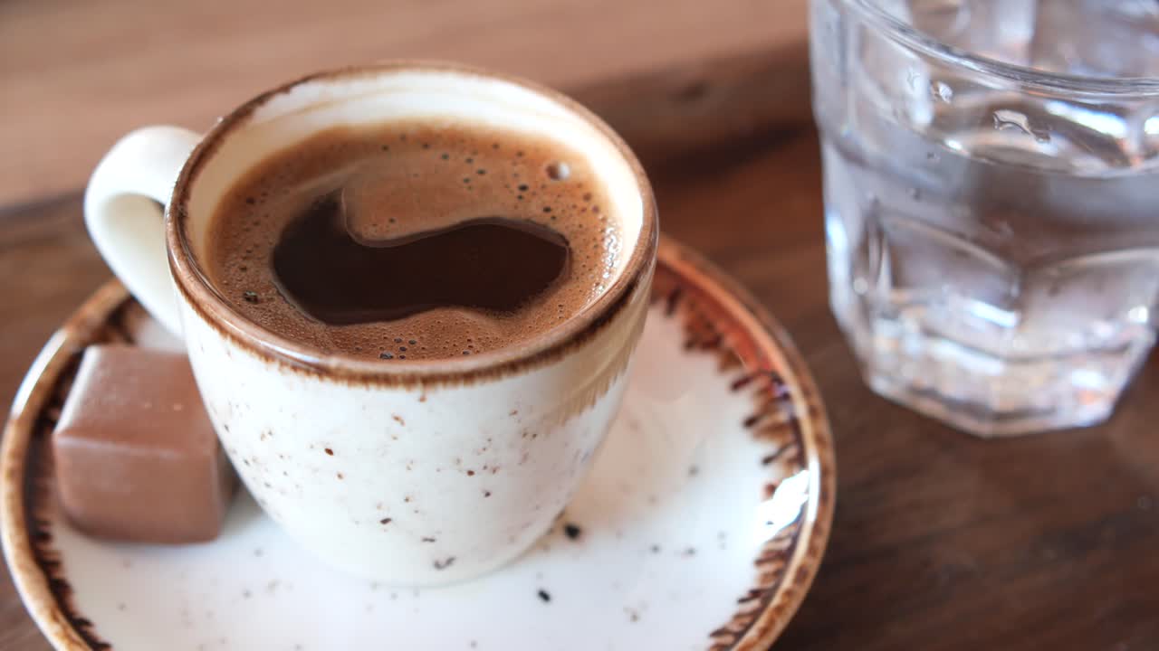 café turco con agua y postre