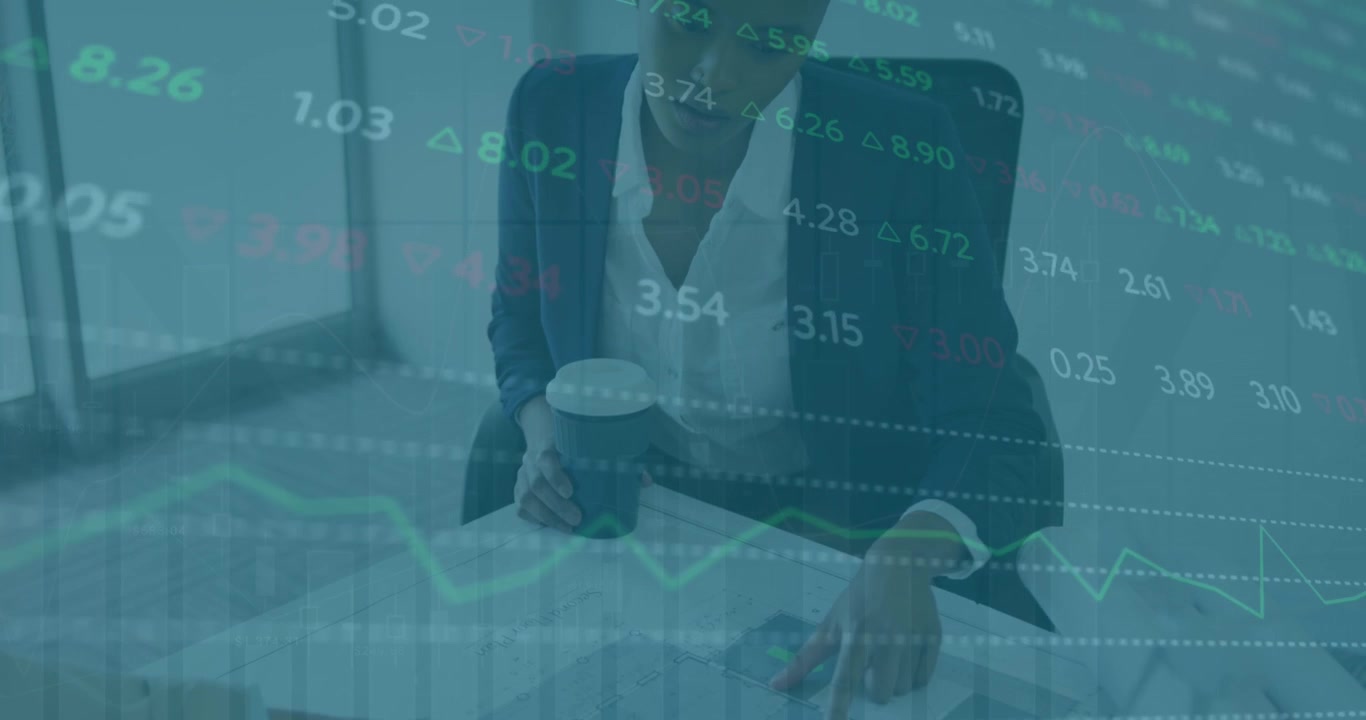 Animazione di dati finanziari su una donna afroamericana con caffè in ufficio.