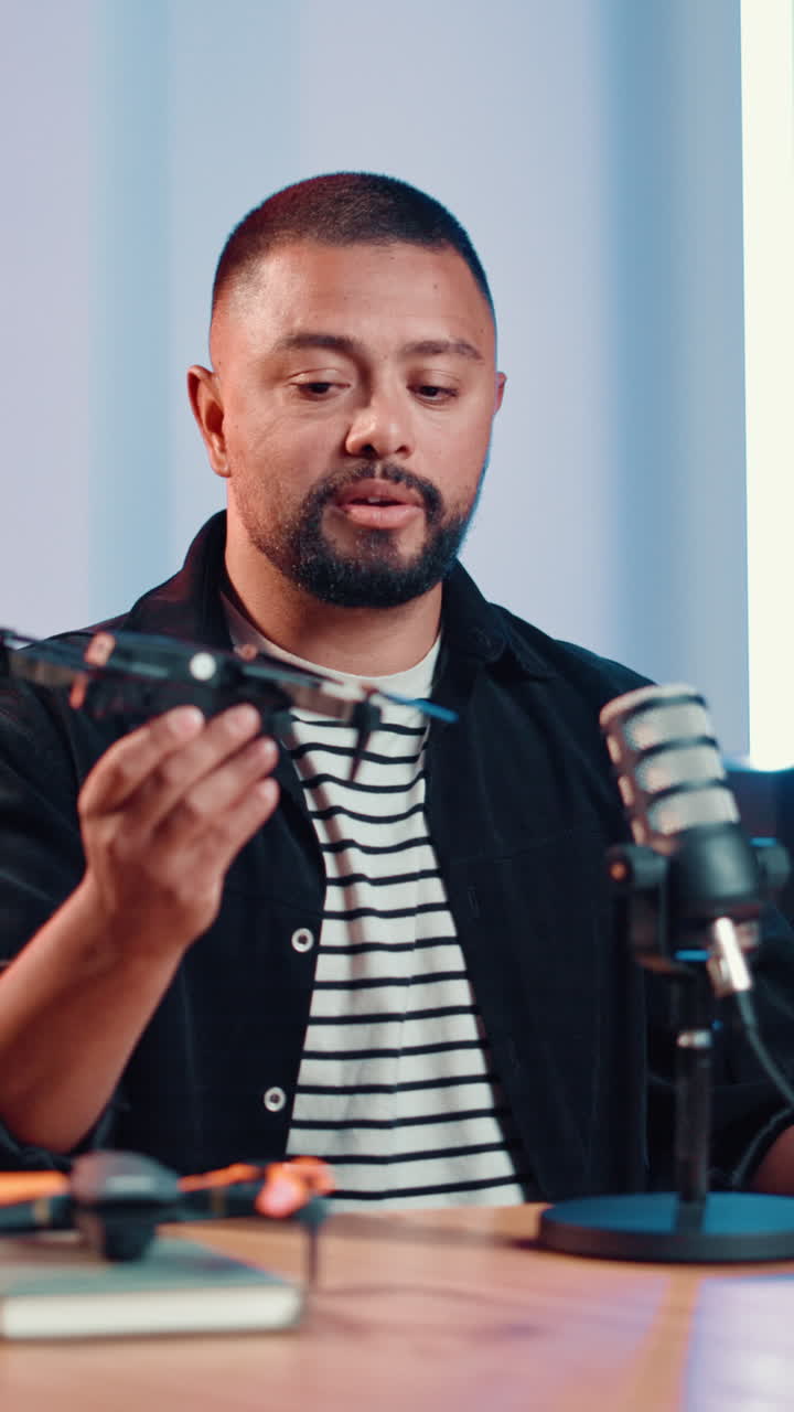 Uomo che recensisce un drone per un podcast