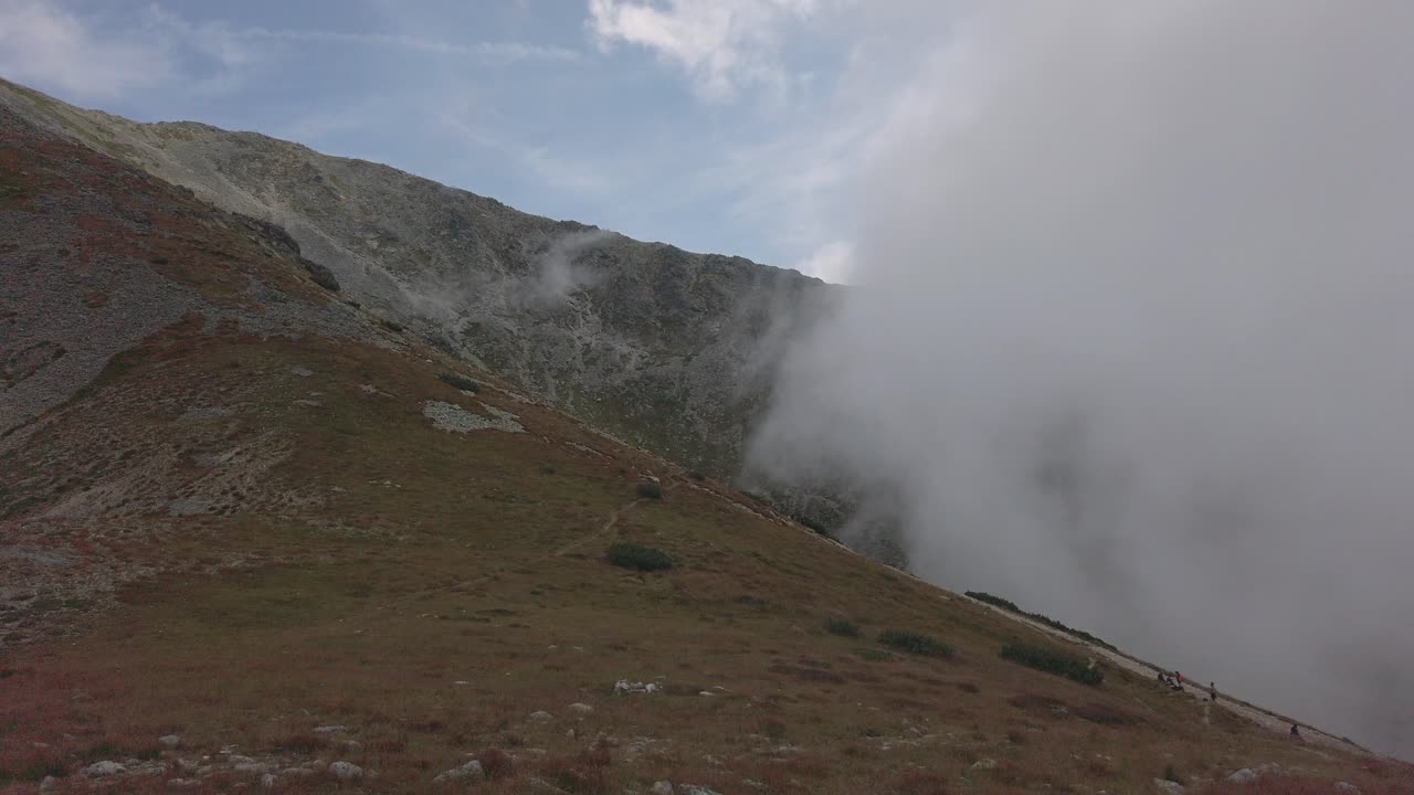 슬로바키아의 크리반 피크로 올라가는 구름의 자연 경관 - 스테디 샷