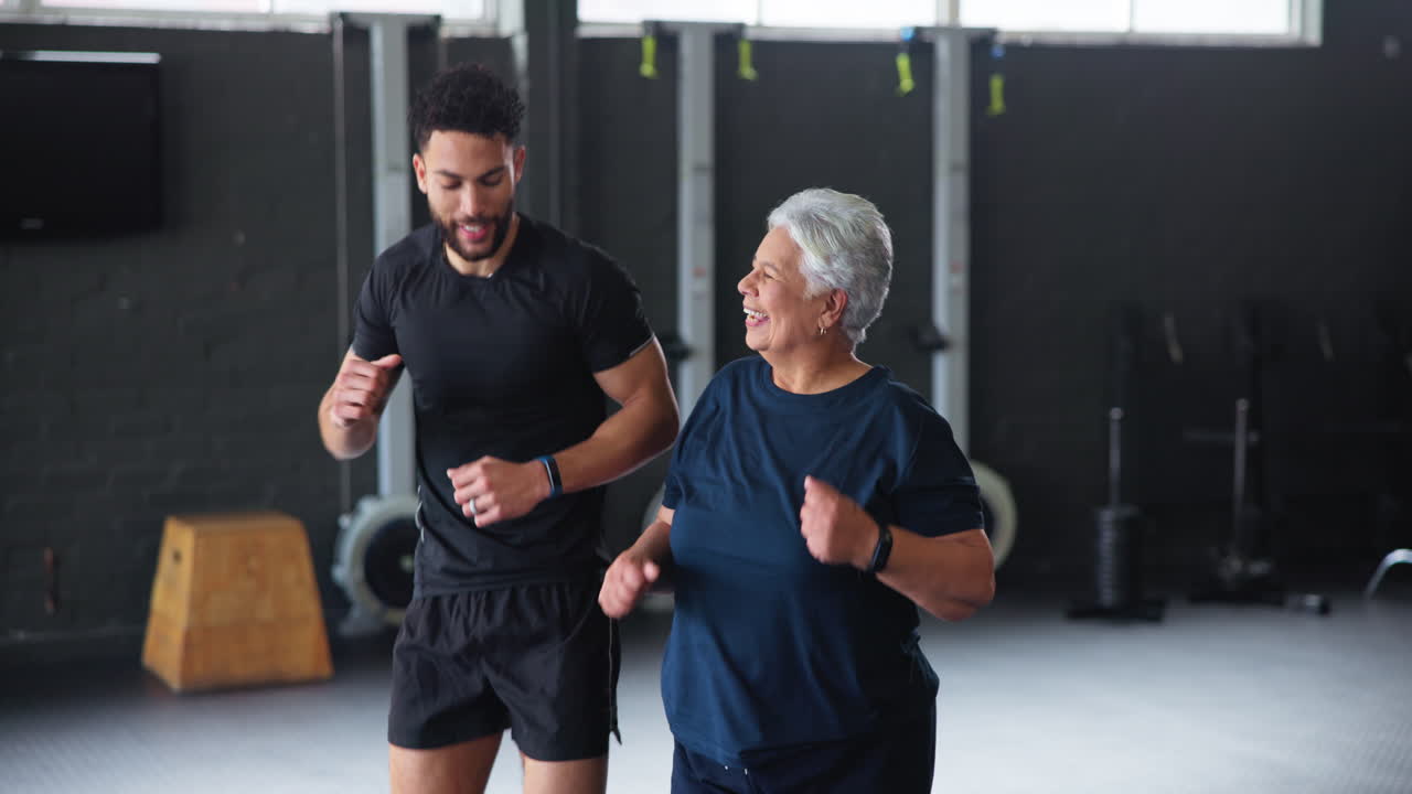 instructor de fitness que apoya a una mujer mayor durante la clase de ejercicio