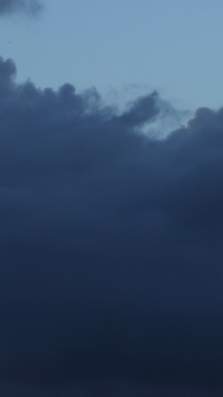 Movimento dinâmico das nuvens ao pôr do sol