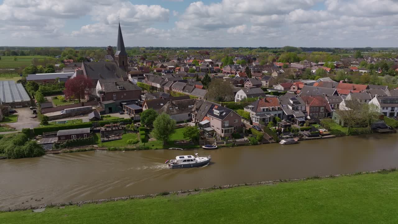 Embarcación tranquila deslizándose por el río Linge cerca de los campos de Beesd, Países Bajos
