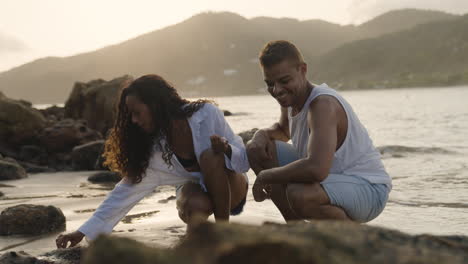 pareja en la orilla rocosa del mar