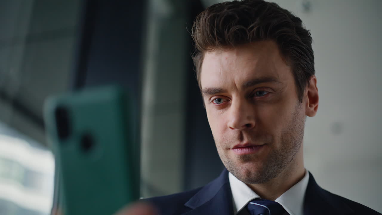 Бизнесмен с помощью смартфона