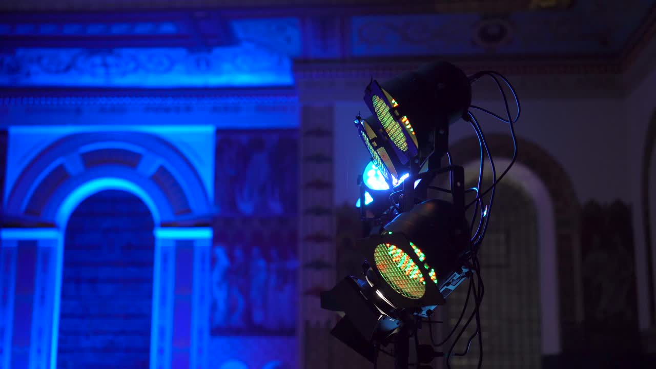 focos que iluminan una hermosa pared de la iglesia