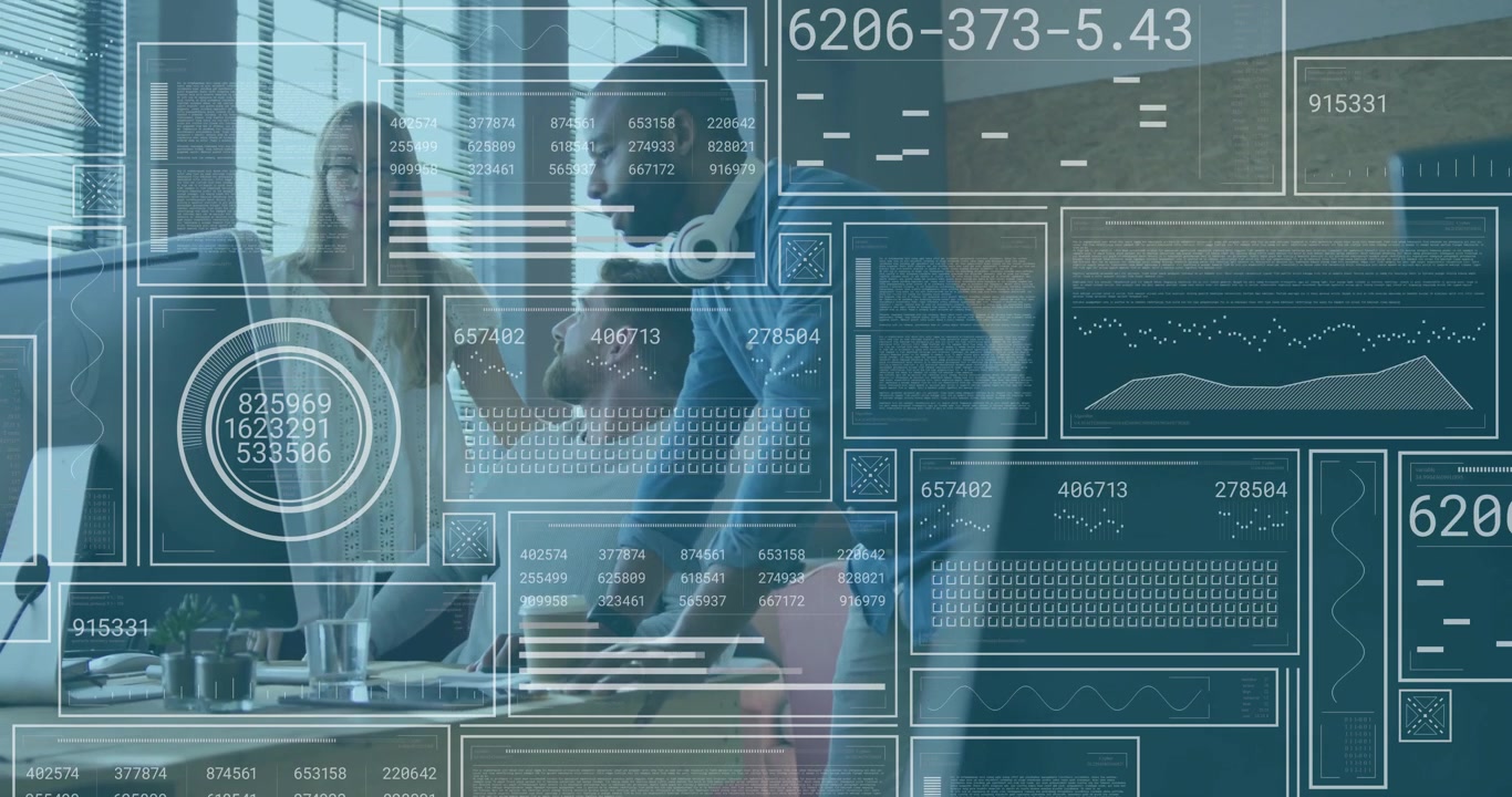 Teknologikolleger samles omkring et skrivebord, scroller datalag og peger på nøgletal til gennemgang.